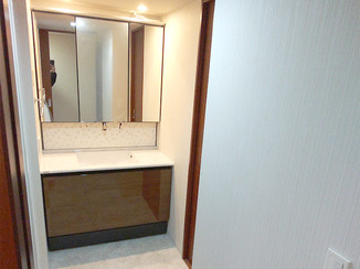 洗面リフォーム フルスライドで収納力向上！内装も整えた明るい洗面所