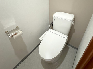 トイレリフォーム お手入れしやすく、内装も張り替えた快適なレストルーム