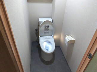 トイレリフォーム 自動開閉・自動洗浄機能で快適に、お手入れも楽になったレストルーム