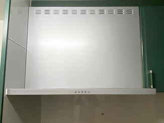 小工事 薄型ですっきりとしたデザインのお手入れしやすいレンジフード